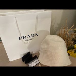 Bucket hat in offwhite color in small size